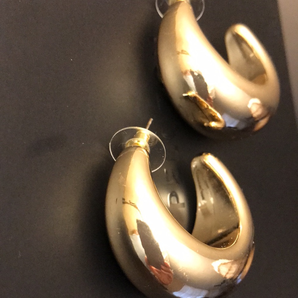 Gold tone earrings - Picture 5 of 7